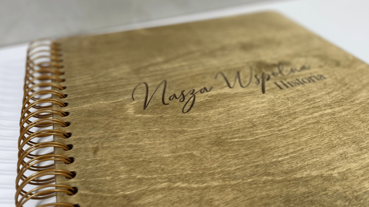 Duży Drewniany Album na zdjęcia 30x30cm sklepleśnakraina.pl (2).png