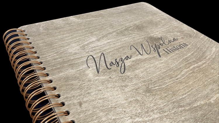 Duży Drewniany Album na zdjęcia 30x30cm sklepleśnakraina.pl (7).png